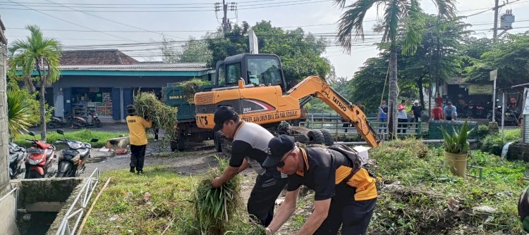 Forkopimka Porong dan Warga Desa Kedungsolo Gelar Jumat Bersih